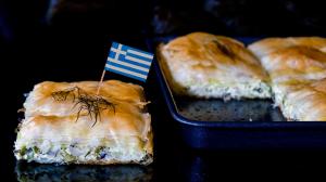 ma grande tarte pita aux oignons frais pour le jour de l'indépendance grecque