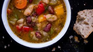 ‘fasolàda’ soupe aux haricots & aux légumes mixtes