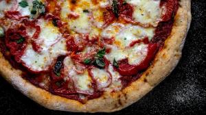 summery “beefsteak” tomato & mozzarella pizza