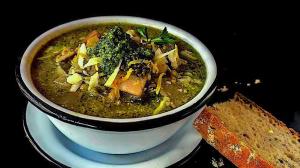 soupe minestrone «de l'hiver au printemps» toute blanche & verte avec pesto aux noix & persil