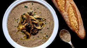 soupe veloutée de champignons rôtis (avec bouillon de champignons fait-maison & garniture de champignons forestiers frits)