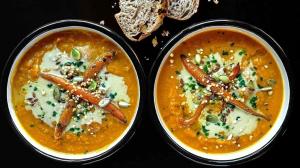 soupe épicée aux carottes & patates douces avec filet de tahini & graines