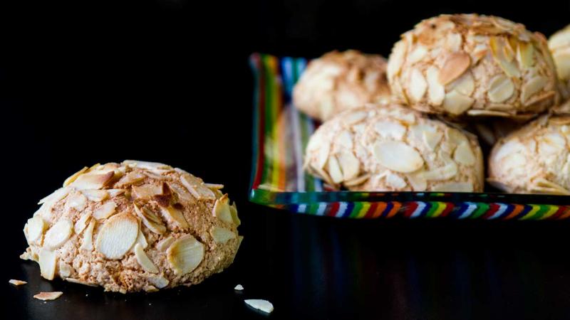 greek almond macaroons – amygdalota