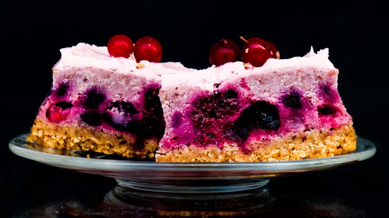 a weird & all-pink spring cake (with defrosted field berries)