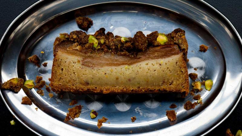 pear & pistachio & cardamom 'crumb cake'