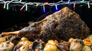 honey-glazed roasted leg of lamb with fruits & vegetables