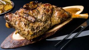gigot d’agneau rôti à la 'kleftiko' (bandit-montagnard)