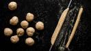 bâtonnets gressins roulés aux flocons de sel de mer & poivre noir concassé