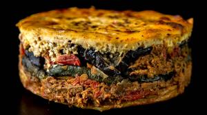 triple-moussaka (with the braised & shredded «kokkinisto» triple-meat sauce)