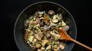 soupe veloutée de champignons rôtis (avec bouillon de champignons fait-maison & garniture de champignons forestiers frits)
