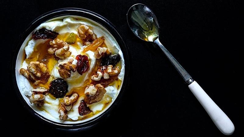 dessert au yaourt grec égoutté avec miel de thym & noix & raisins secs