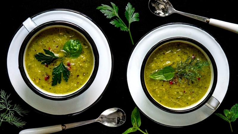 entrée de soupe froide «gazpacho» vert