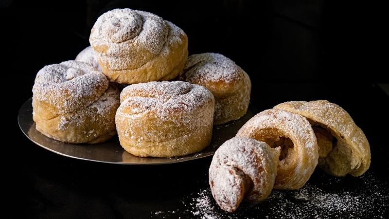 mallorcan «ensaïmada» mini easter sweet breads