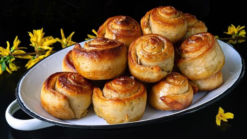 laminated & rolled «tsoureki» brioche buns