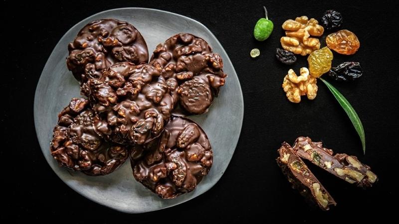 walnut & raisin chocolate clusters (with olive oil & mastic resin)